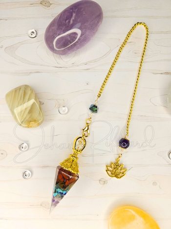 Pendule 7 chakras et base en arabesque - dorée