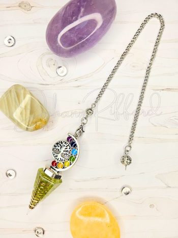 Pendule péridot d'olivine, arbre de vie et couleur chakras
