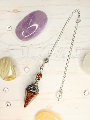 Pendule Jasper Rouge et base en arabesque